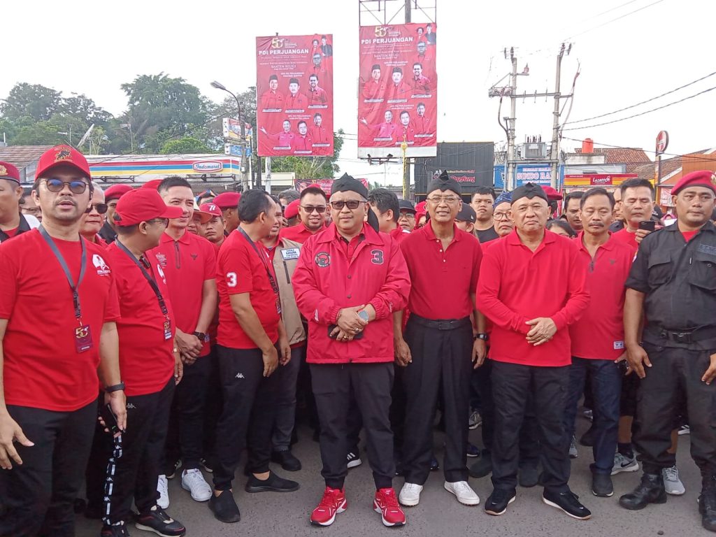 Sekjen PDI Perjuangan Hasto Kristiyanto bersama kader di Banten memeriahkan HUT ke-50 PDI Perjuangan di Alun-alun Rangkasbitung, Lebak.(Def)
