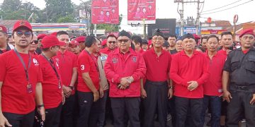 Sekjen PDI Perjuangan Hasto Kristiyanto bersama kader di Banten memeriahkan HUT ke-50 PDI Perjuangan di Alun-alun Rangkasbitung, Lebak.(Def)