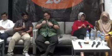 Idham Holik (kedua dari kiri) Youtube Survei KedaiKopi/Tangkapan layar