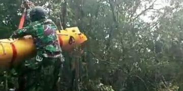Kapolda Jambi tengah dievakuasi anggota TNI AU (foto: dok ist)