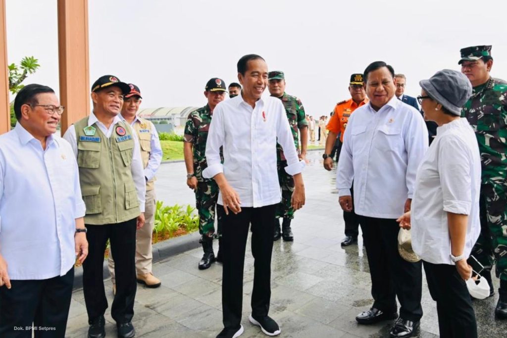 Jokowi dan Prabowo Subianto serta menteri lainnya (dok. BPMI Setpres)