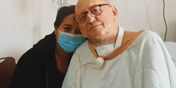 Papa Gabor dan Ibu mendiang selebgram Laura Anna ketika di rumah sakit. (Instagram @edlnlaura)