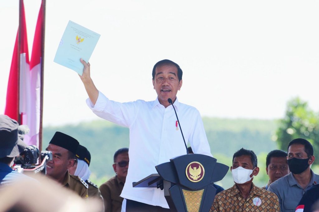Presiden Jokowi menyerahkan SK Perhutanan Sosial dan SK TORA kepada masyarakat di Blora, Jawa Tengah, Jumat (10/03/2023). (Foto: Humas Setkab/Rahmat)