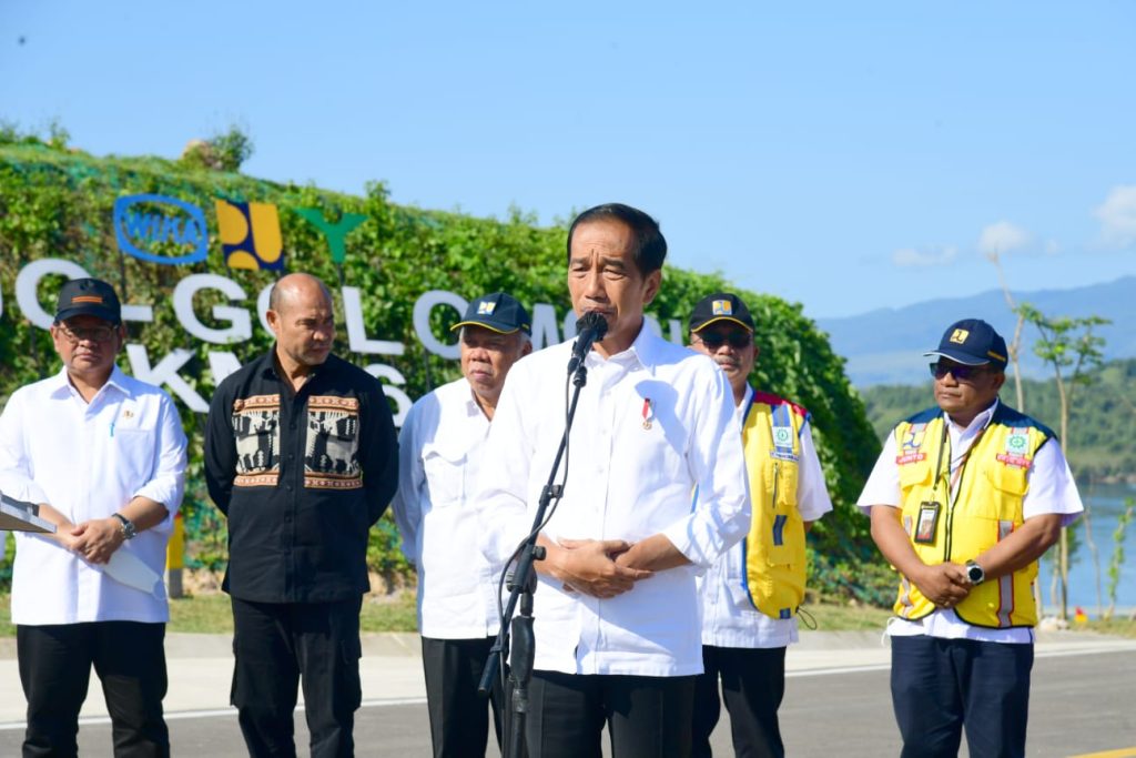 Presiden Jokowi meresmikan akses jalan di Labuan Bajo ((Foto: BPMI Setpres/Muchlis Jr)
