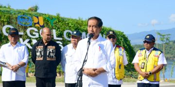 Presiden Jokowi meresmikan akses jalan di Labuan Bajo ((Foto: BPMI Setpres/Muchlis Jr)
