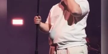 Lewis Capaldi Terserang Sindrom Tourette, 18 Ribu Penontn Gantikan Dirinya Bernyanyi