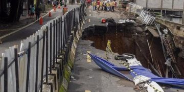 Akses jalan Bogor -Sukabumi terputus akibat longsor di jembatan Cikereteg (sumber: tangkapan layar Instagram/@jktinfo)