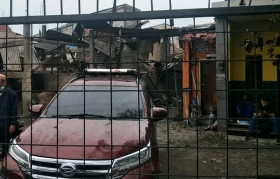 Mobil selamat kebakaran Depo Pertamina Pelumpang (Instagram/@undercover.id)