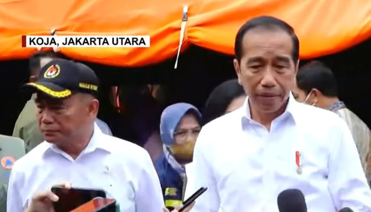 Jokowi saat mengunjungi lokasi kebakaran Depo Pertamina Plumpang Jakarta (Youtube KompasTV/tangkapan layar)