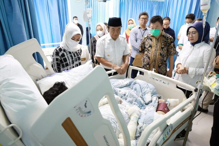 Al Muktabar menjenguk warga Banten yang menjadi korban kebakaran Depo Pertamina Plumpang. Terdata ada 20 warga Banten yang menjadi korban, 5 di antaranya meninggal dan 15 lainnya masih dirawat.(ist)