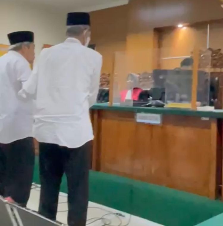 Dua terdakwa dugaan kasus korupsi dana bergulir KPRI Bangkit Kabupaten Lebak yakni Kusnaedi dan Ahmad Fatoni divonis bebas oleh Majelis Hakim Pengadilan Tipikor PN Serang karena tidak terbukti melakukan tindak pidana korupsi. (ist)