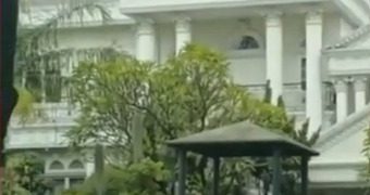 rumah mewah yang diduga milik Andhi Pramono (Youtube TVONeNews/tangkapan layar)