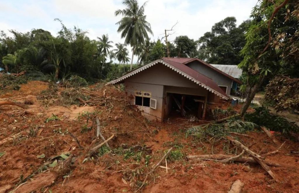 penampakan rumah tertimbun tanah longsor Natuna (Instagram/@putradar