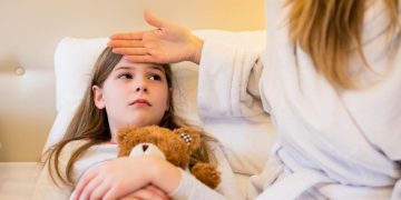 anak demam bunda lakukan hal ini (freepik)