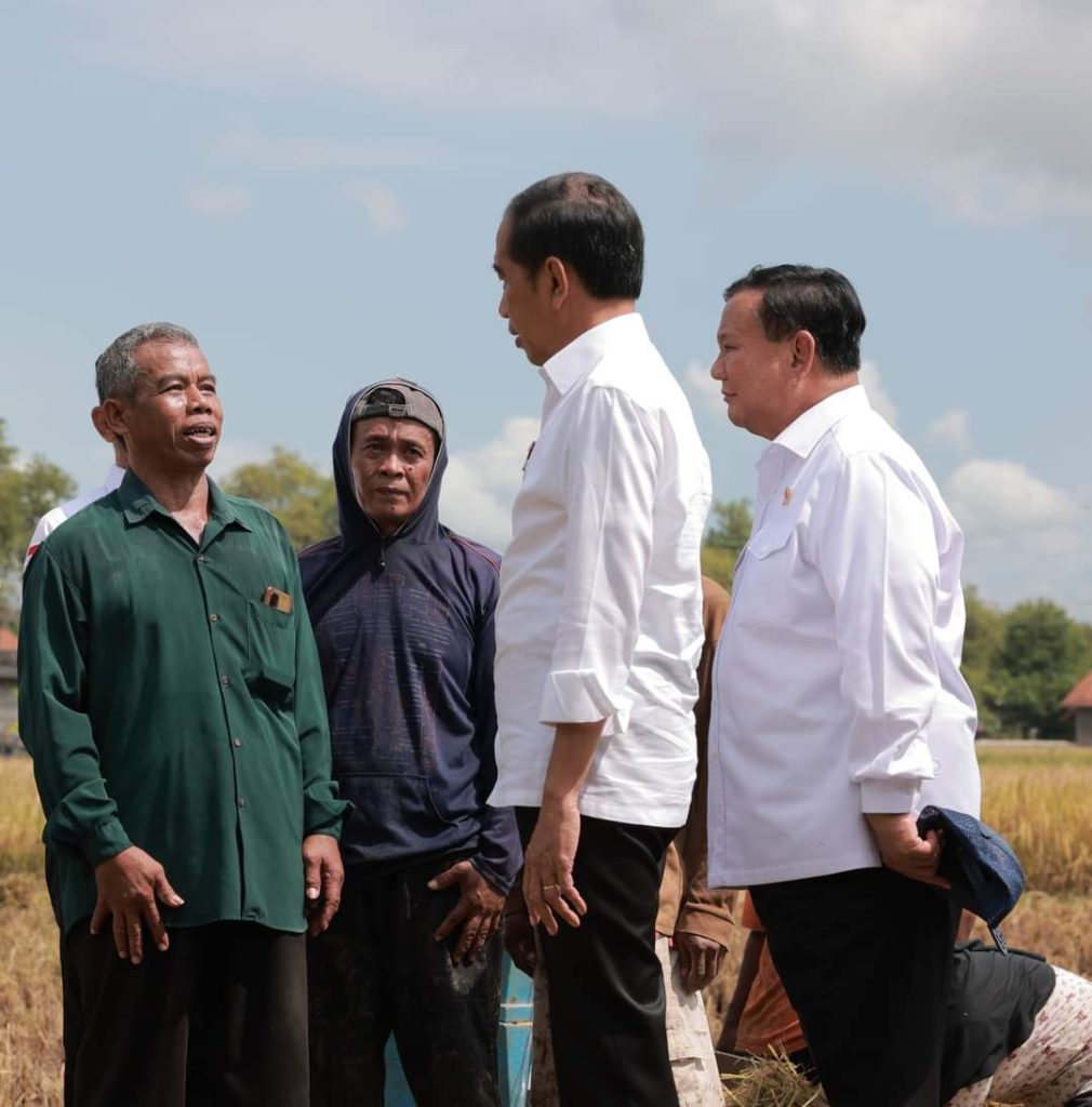 Jokowi dan Prabowo saat tinjau lokasi panen padi di Jateng (Dok. Fb @Prabowo Subianto)
