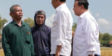 Jokowi dan Prabowo saat tinjau lokasi panen padi di Jateng (Dok. Fb @Prabowo Subianto)