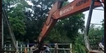 Operator Ekskavator Bantu Siswa SD sebrangi jembatan (Tiktok/@jorroramberajanal)
