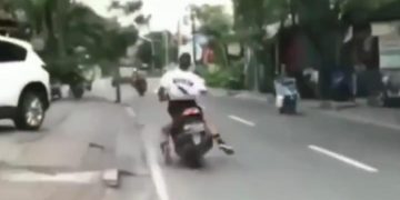 WNA ugal ugalan saat berkendara di Bali (Instagram/@kedai_rider_shop)