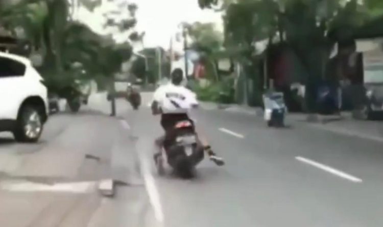 WNA ugal ugalan saat berkendara di Bali (Instagram/@kedai_rider_shop)