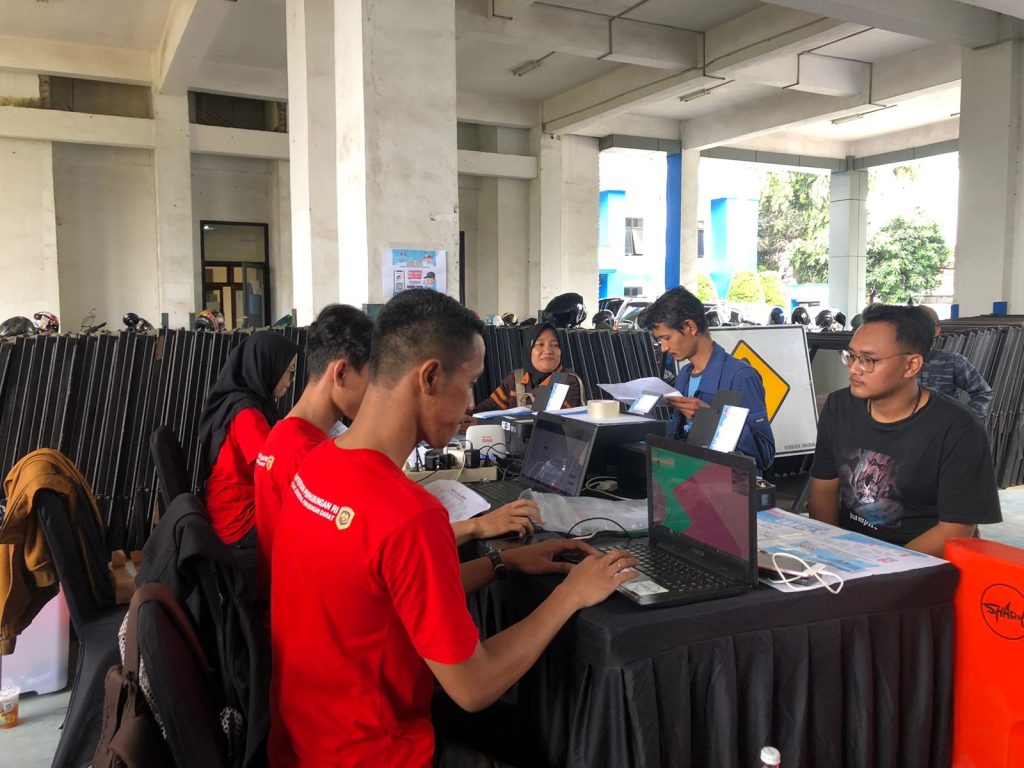 Warga Melakukan validasi di posko Dishub Kota Tangerang, Selasa (14/3/2023) (Maya)