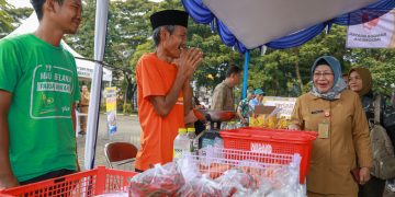 Plh Sekda Banten, Virgojanti meninjau pasar murah di Kota Serang. Pasar murah juga akan digelar di 7 kabupaten dan kota lain di Provinsi Banten menjelang bulan Ramadan dan Idul Fitri.(ist)