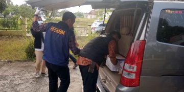 Dua jam menggeledah Kantor Desa Tambakbaya, penyidik Tipikor Polres Lebak membawa setumpuk dokumen. Penggeledahan terkait dugaan penjualan tanah negara oleh mantan kepala desa.(Suara Nusantara/Def)