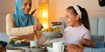 moment berbuka puasa Ramadhan (Ilustrasi Freepik)