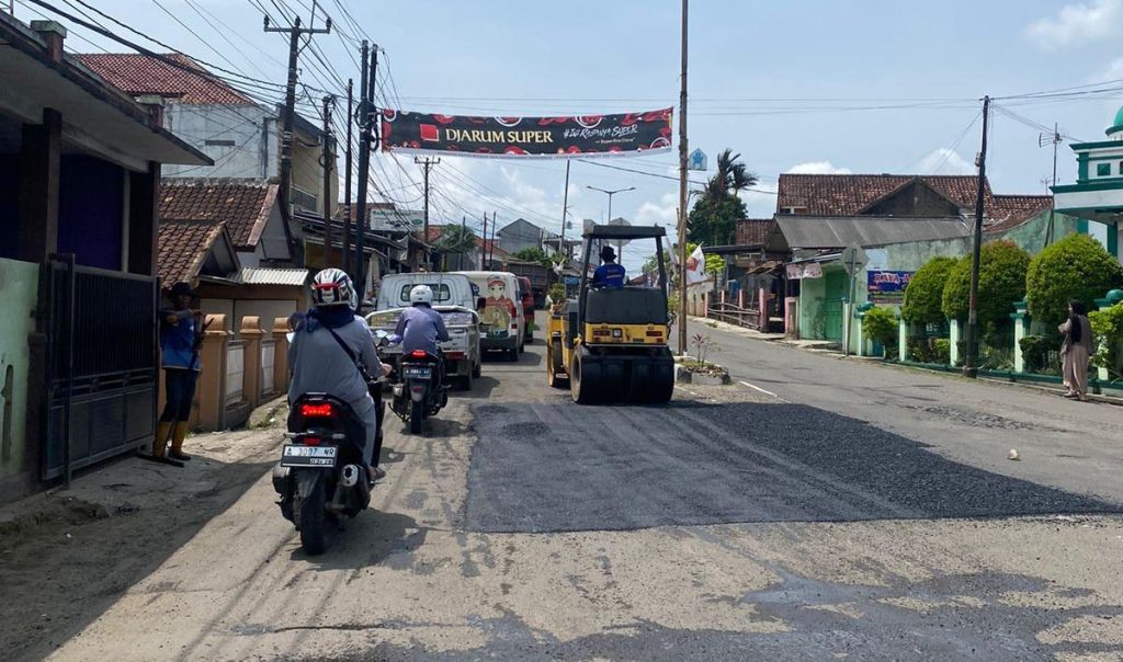 Perbaikan di Jalan Siliwangi, Lebak. Menjelang mudik Lebaran 2023, sejumlah ruas jalan diperbaiki agar nyaman dilalui pengguna kendaraan.(ist)