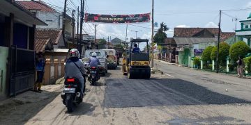Perbaikan di Jalan Siliwangi, Lebak. Menjelang mudik Lebaran 2023, sejumlah ruas jalan diperbaiki agar nyaman dilalui pengguna kendaraan.(ist)