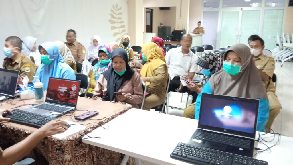 Pegawai RSUD Lebak melakukan aktivasi Identitas Kependudukan Digital (IKD) yang difasilitasi Disdukcapil. ( FOto Defa/SuaraNusantara)