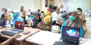 Pegawai RSUD Lebak melakukan aktivasi Identitas Kependudukan Digital (IKD) yang difasilitasi Disdukcapil. ( FOto Defa/SuaraNusantara)