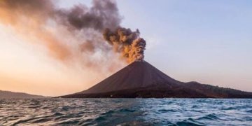 gunung anak Krakatau kembali meletus (ist)
