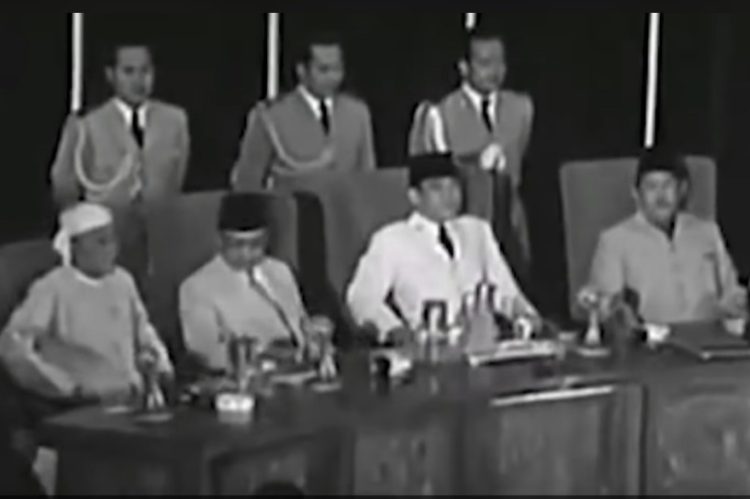 Presiden Soekarno (duduk-ketiga dari kiri) dalam konferensi Asia-Afrika menyuarakan dukungannya terhadap perjuangan Palestina (Youtube kasih Palestina/tangkapan layar)