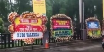 Puluhan karangan di Kantor PSSI (Instagram/@apahabarjakarta)