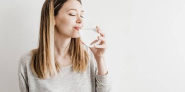 Ilustrasi minum ari putih (Foto iStockphoto)