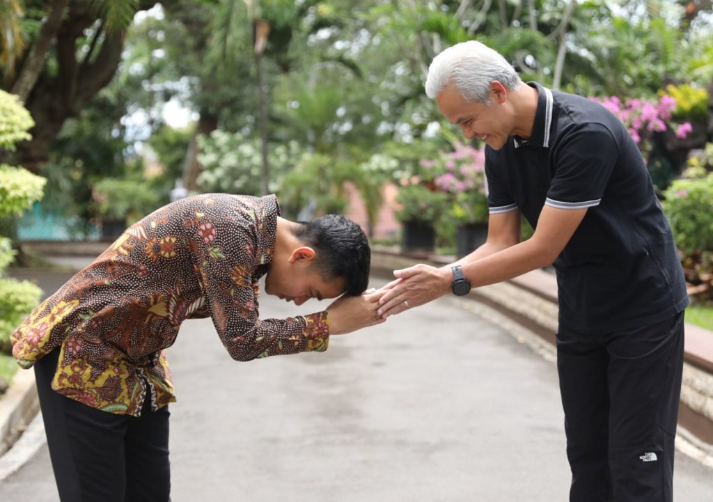 momen Gibran Rakabuming sungkem ke Ganjar Pranowo (tweet @ganjarpranowo/tangkapan layar)