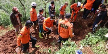 Proses pencarian korban korban mbah slamet (ist)