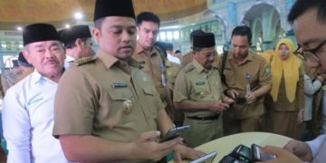 Instagram Wali Kota Tangerang Arief Wismansyah Saat memberikan Zakat.