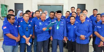 Pengurus dan anggota Partai Demokrat Kabupaten Lebak menyerahkan surat perlindungan hukum ke PN Rangkasbitung, Selasa (4/4/2023).(Def)