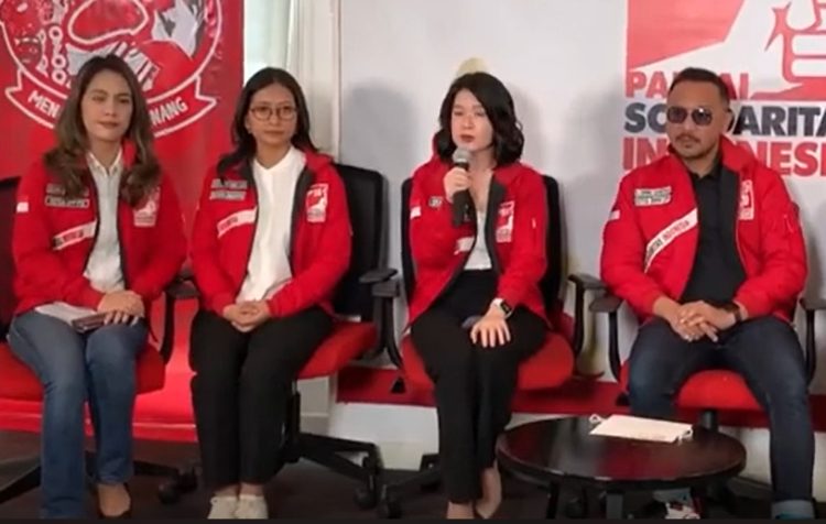 Grace Natalie (ketiga dari kiri) saat konferensi Pers tetap mengusung Ganjar Pranowo dalam Pilpres 2024 (Youtube Kompas.com/tangkapan layar)