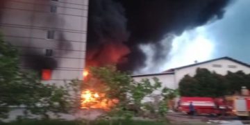 Kebakaran Gudang Penyimpanan produksi benang di Pasar Kemis. (Tangakapan Layar Video Yang diterima)
