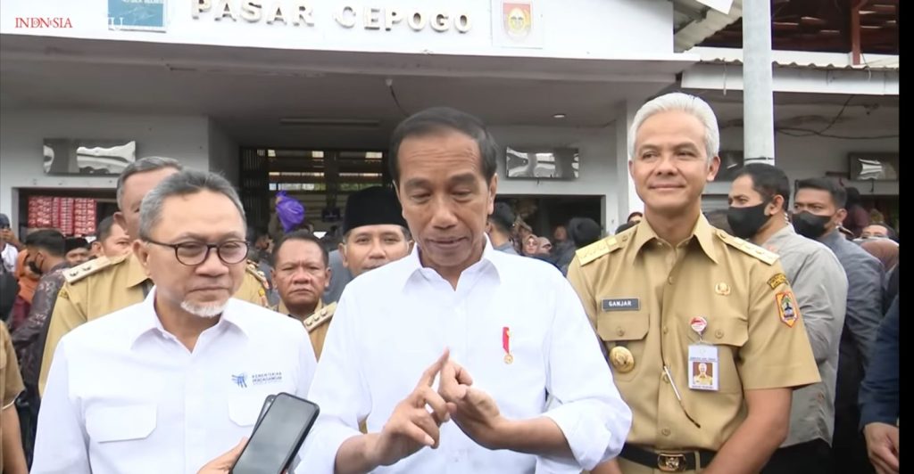 Presiden Jokowi bersama Gubernur Jawa Tengah dan Mentri Perdagangan di Pasar Cepogo ( screenshot video youtube sekretariat presiden )
