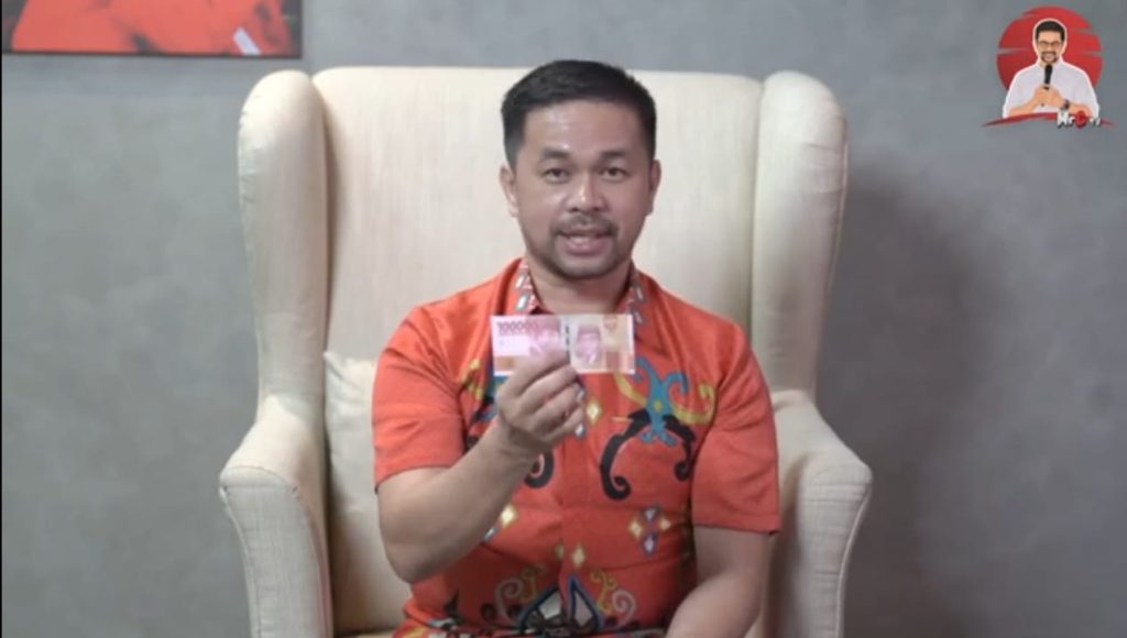 SS Youtube MrG TV / Marinus Gea Tunjukan Pecahan Uang Seratus Ribu