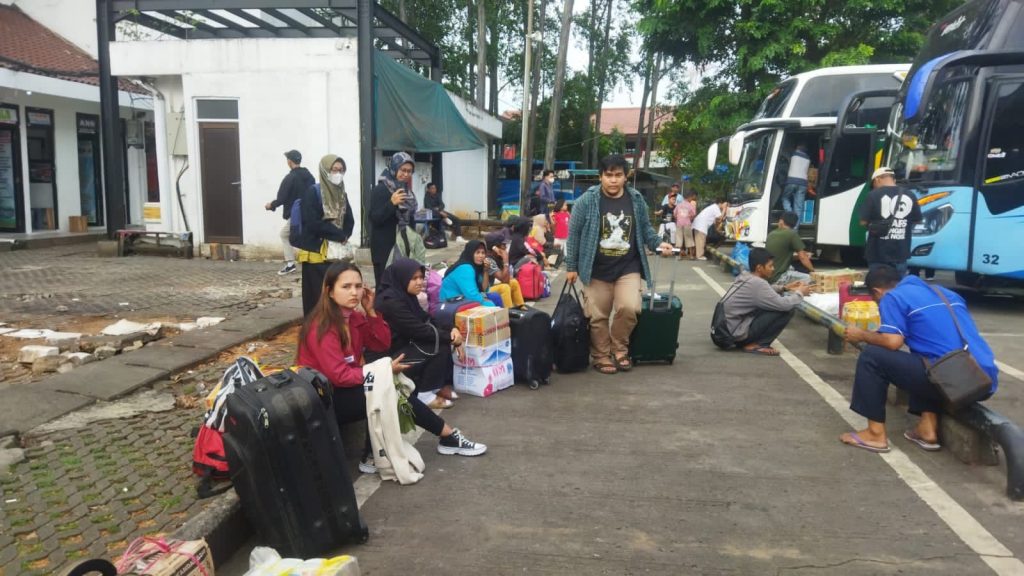 Pemudik di Terminal Poris (Maya