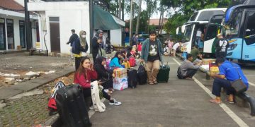 Pemudik di Terminal Poris (Maya
