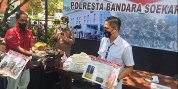 Polisi menunjukan barang bukti yang diamankan (ist)