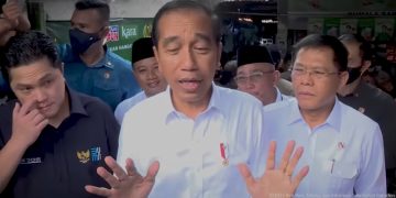 Jokowi (tengah) saat menginformasikan kepada awak media hasil sidak harga bajan pokok jelang hari raya Idul Fitri di Pasar Pal Depok (foto: Sekretariat Presiden)