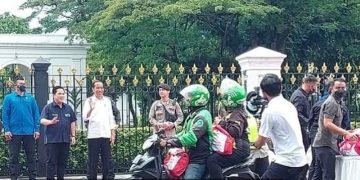 Presiden Jokowi Bagi Bagi sembako di Istana Negara (Instagram/@jktinfo)