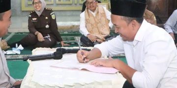 Wabup Lebak, Ade Sumardi menyerahkan zakat mal kepada Baznas Lebak.(Instagram Baznas Lebak)