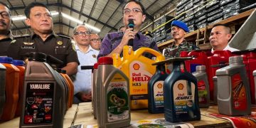 Wakil Mentri Perdagangan Jerry Sambuaga melakukan konferensi pers terkait temuan oli palsu di wilayah Tangerang ( Website Kemendag )